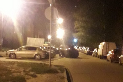 В Рязани эвакуатор увёз перевернутый автомобиль с парковки на Васильевском проезде